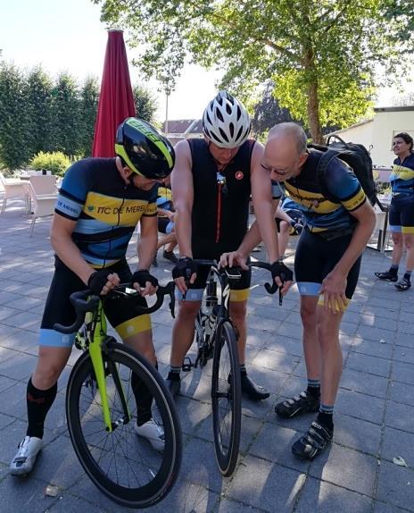 Daarna was het niet ver meer naar het eindpunt. Half zes kwamen we Valkenburg binnenrijden. Op terrassen werd voor ons groepje soms geapplaudisseerd.