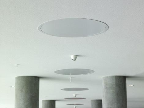 . Mono Acoustic Flecto Mono Acoustic Flecto-plafondpanelen kunnen op holle of bolle oppervlakken met een straal van minstens 500 mm worden geplaatst.