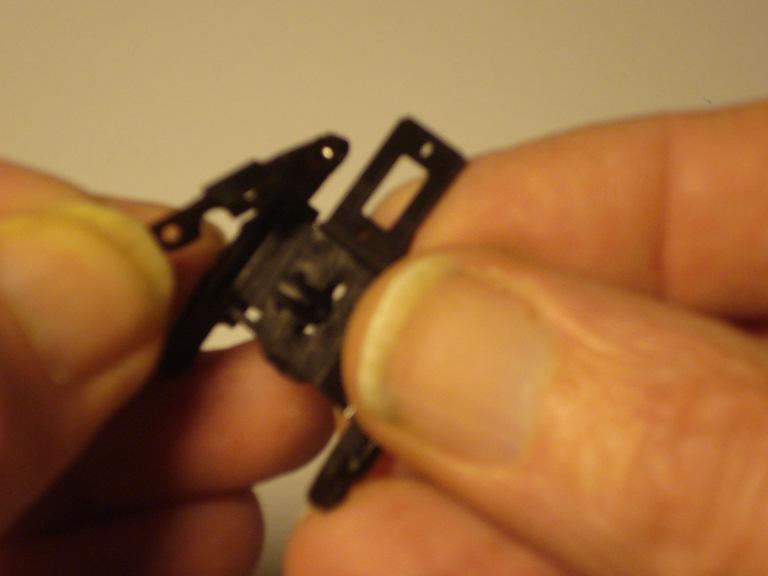 verstandig aan om de metalen lagerplaten uit het draaistel te verwijderen om tijdens het solderen schade aan de plastic draaistelombouw