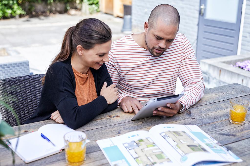 Connected banking Onze softwareoplossingen helpen Mark en Esther om op allerlei belangrijke financiële vlakken op een eenvoudige manier goede keuzes te maken.