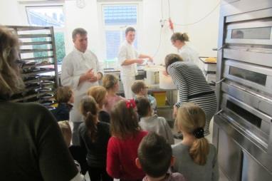 bakkerswinkel en de bakkerij. Daarna gingen we zelf aan de slag met brooddeeg en een eierkoekje.