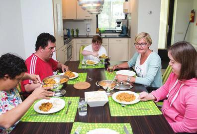 UIT DE PRAKTIJK: Cliënten bepalen zelf Wat gaan we eten? Bij Rotonde in Harderwijk is een menuboek gemaakt. In dit boek staan foto s van eten. De bewoners kiezen met dit boek zelf wat ze willen eten.