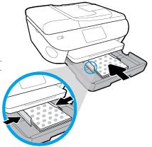 Enveloppen laden Schuif het fotopapier zo ver mogelijk in de printer tot de stapel niet verder kan. Schuif de papierbreedtegeleiders naar binnen tot deze tegen de rand van het papier aankomen. 3.
