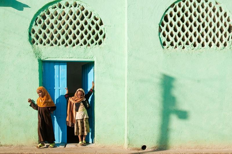 Kringelend ga je door het landschap en dan arriveer je in Harar, een oud Islamtisch stadje omringd door een stadswal, gelegen op een granietheuvel.