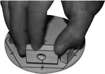 Op het latje (350 / 20 / 10 mm) 9 stuks met een lengte van 35 mm aftekenen. In zes stuks (A) komt een gat van Ø 10 mm.