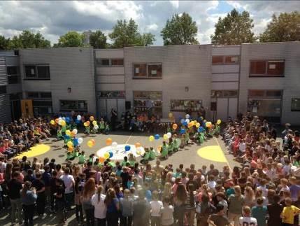 Ook de kinderraad van onze school heeft eraan meegewerkt. De wethouder van sport heeft samen met meneer Mark het nieuwe schoolplein geopend.