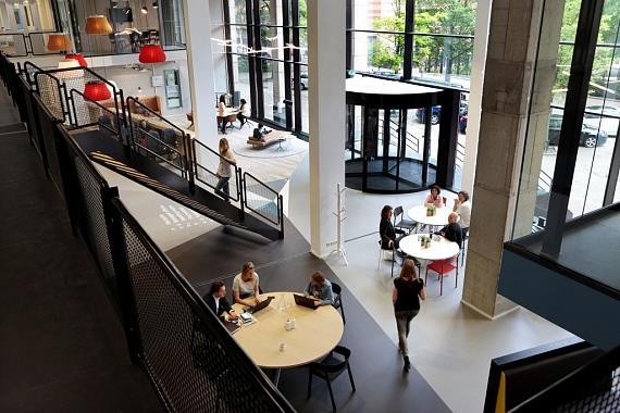 Bezoekers en gebruikers komen binnen in een bruisend sociaal hart met een Grand Café, receptie en (flex-) werkplekken.