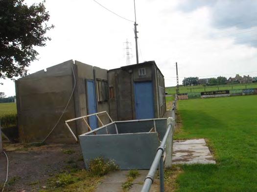 De twee voetbalvelden liggen in elkaars verlengde.