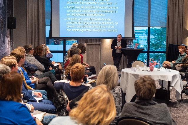 WomenInc, een organisatie die zich inzet voor de positie van vrouwen o.a. op de arbeidsmarkt, laat met de video Beperkt zicht zien dat we allemaal onbewuste vooroordelen hebben die van invloed zijn op onze keuzes en gedrag.