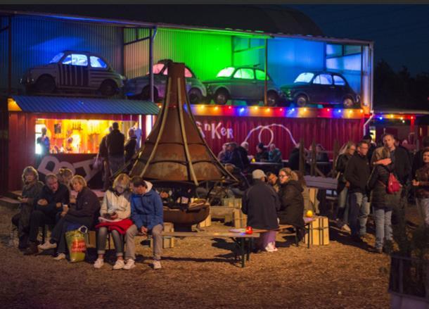 Technische en productionele crew in huis voor ondersteuning bij gebruik beamer, extra verlichting, muziekoptredens en geluid. Industriële evenementenlocatie.