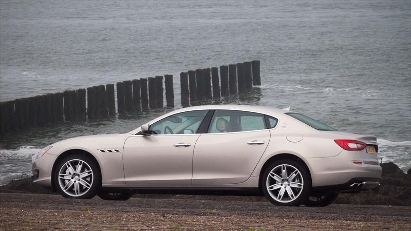 Geen dertien in een dozijn Maserati's zijn verre van dertien in een dozijn. Tussen de andere modellen in zijn klasse - zoals de A8 en de S-Klasse - springt de Quattroporte er direct tussenuit.