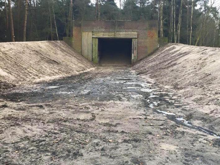 2 Schietbaan Schietbaan Op de oude schietbanen werden handvuurwapens en boordwapens in vliegtuigen getest. Aan het begin van de boordschietbaan stelde men vooral Messerschmitts op.