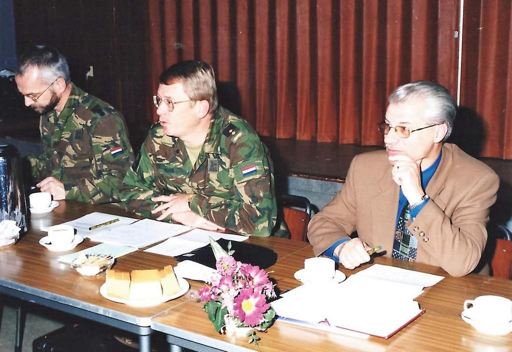 Jaarlijkse bijeenkomst van de regimentscommandant met de besturen van alle reünie- commissies. V.l.n.r. regimentsadjudant Kees Kromhout, regimentscommandant lkol Wim Nuis en adviseur lkol b.d. Rob Rijntalder.