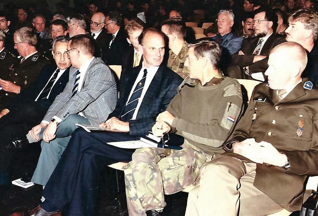 Na ampel overleg bleek dat in oktober 1997 het bioscoopcomplex in Garderen beschikbaar kon worden gesteld voor de organisatie van wapeninformatiedagen.