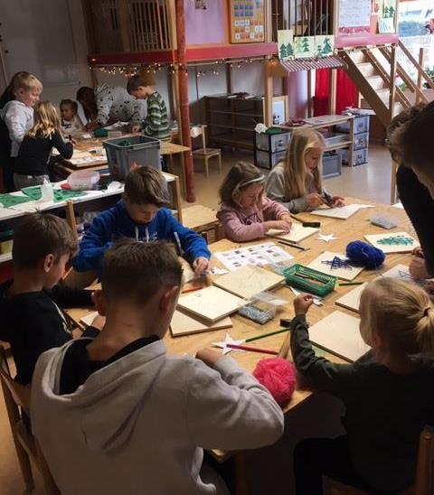 Kerstknutselen Afgelopen woensdag hebben we met de hele school geknutseld in het thema kerst. De kinderen hebben prachtige knutselwerken gemaakt. Dit had niet gekund zonder de hulp van alle ouders.