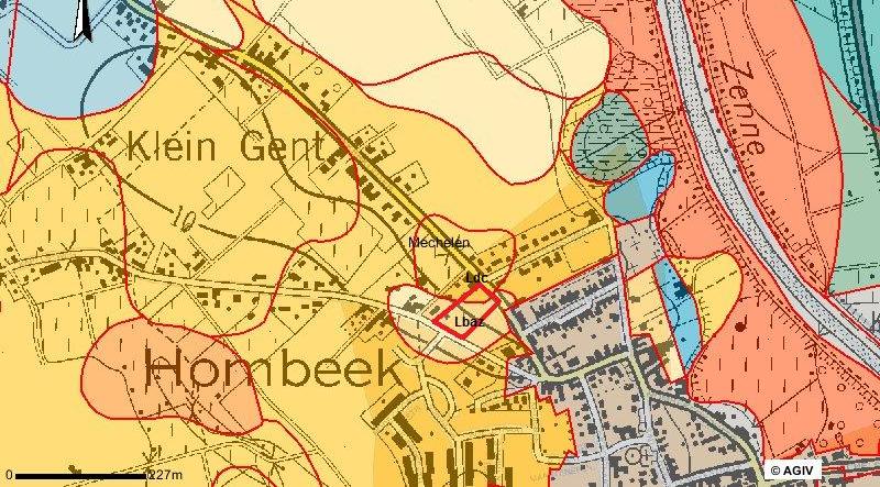 Archeologisch onderzoek te Hombeek - Hombekerkouter 9 Afbeelding 2: bodemkaart + topografische kaart (bron Geo-Vlaanderen) Om de bodemopbouw van de te onderzoeken zone na te gaan, werden vier