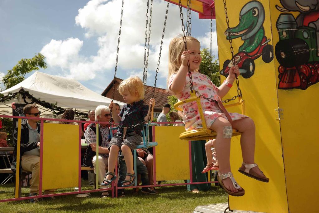 Goede doelen Omdat de Appelparade veel gezinnen trekt die samen de wereld mooier willen maken is het ook een aantrekkelijke plaats voor het werven van donateurs en leden voor goede doelen.