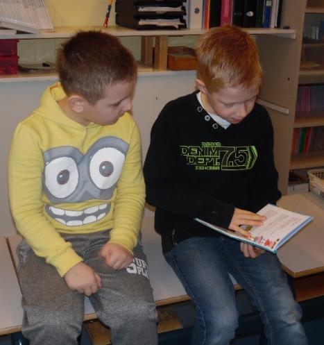 ) nemen de rol van een personage op zich en lezen de teksten hardop voor. De lezers voeren eigenlijk samen een toneelstukje op, maar dan zonder podium en gebaren.