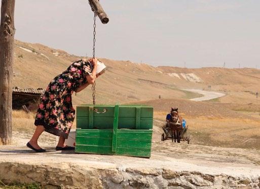 Het probleem is nog groter gedurende de warme zomermaanden, omdat de putten dan uitdrogen en er helemaal geen water in het dorp voorhanden is.