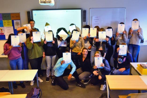 Uitreiking ANGLIA certificaten bij Penta Hoogvliet Op dinsdag 2 oktober jl. werden de leerlingen van klas 4 Mavo op PENTA Hoogvliet in het zonnetje gezet vanwege het behalen van hun Anglia examen.