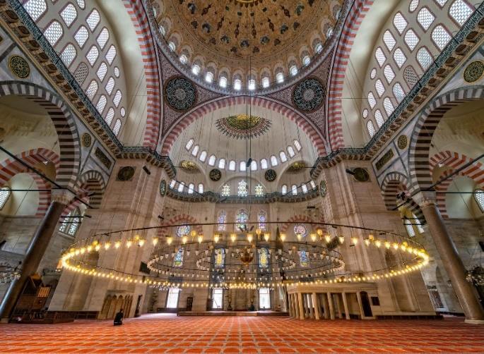 Hij bouwde meer dan 80 grote moskeeën, 60 medreses, 32 paleizen, drie hospitalen, bruggen, hammams en caravanserais.