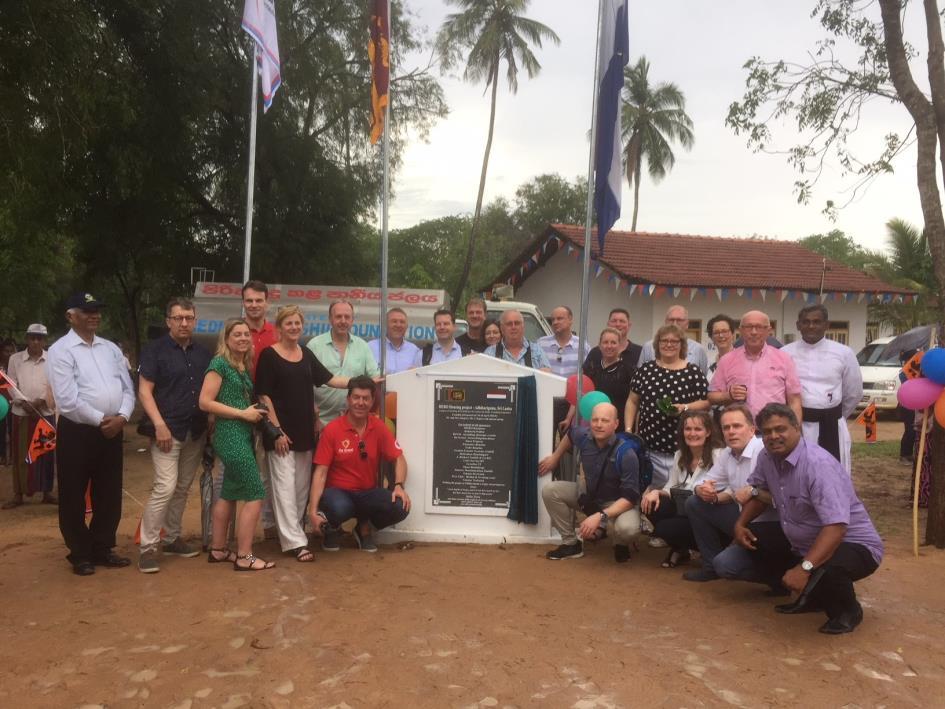 Alle sponsoren reisden mee met bestuurslid Thijs Rupert (Rechts naast de plaquette) Naast het huizenproject was er ook een glimp te zien van het Cow project, waarvoor een afgevaardigde namens de Ten