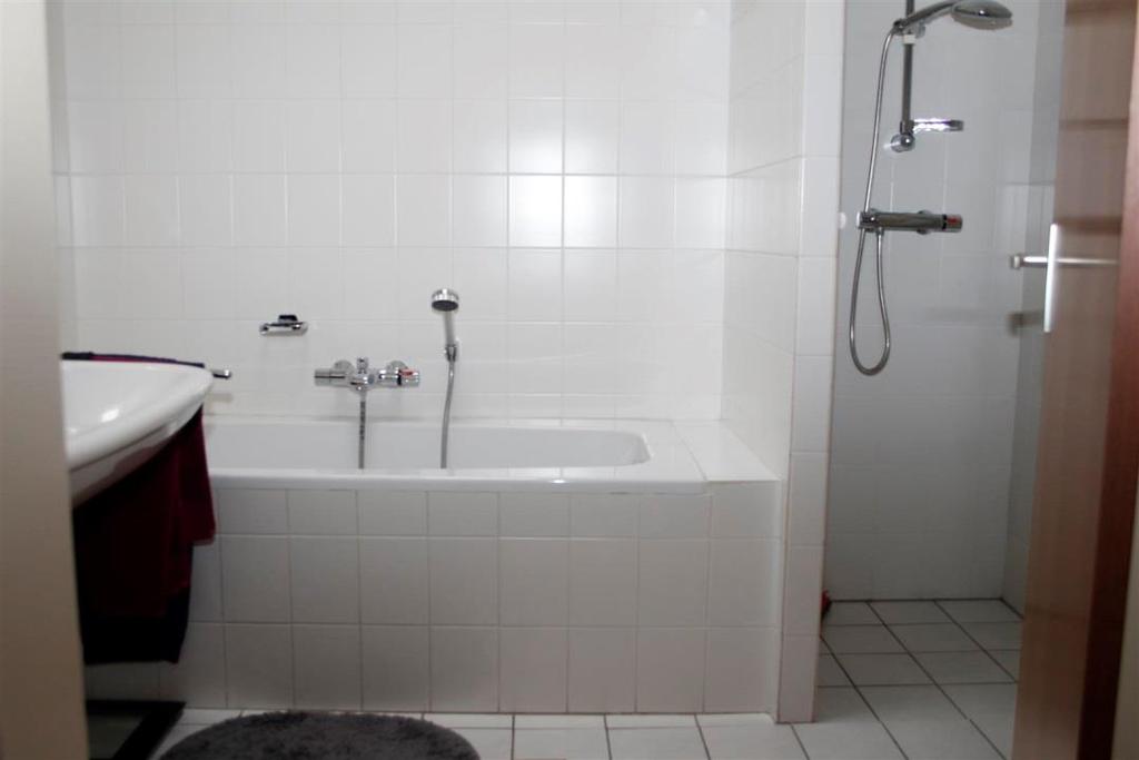Badkamer: De badkamer is geheel betegeld in lichte kleurstelling en