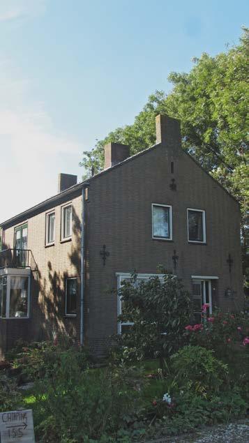 Voorweg 152 Woonhuis uit 1857 Het witte huis met de houten bekleding onder de top is vlak aan de wetering gesitueerd.