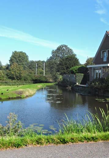 Voorweg 163 Schuur en open kapschuur De bakstenen schuur met zadeldak en de open kapschuur behoren bij de boerderij Ottelinenburch uit 1880 (gemeentelijk monument) en vormen daarmee een