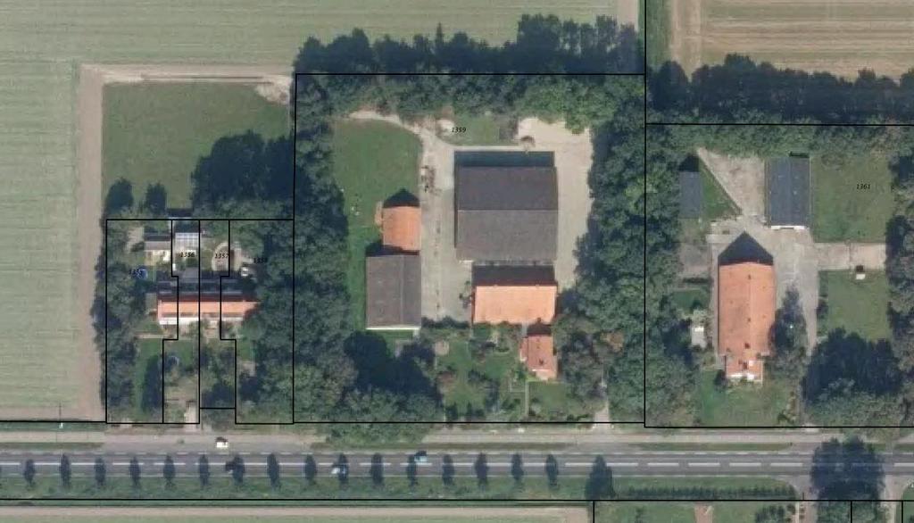 De aan de woning toe te rekenen oppervlakte grond bedraagt 500 m² De aan het agrarisch erf toe te rekenen oppervlakte grond bedraagt 9696 m² Het object is weergegeven op onderstaande luchtfoto