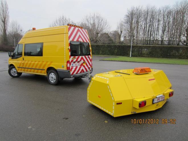 meten door met meetaanhangwagen over weg te rijden