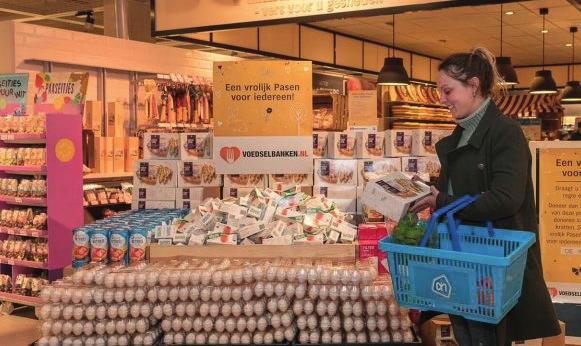 Samen solidariteit voeden INZAMELING VAN LEVENSMIDDELEN : Geregeld worden inzamelacties georganiseerd in de grote winkelketens Delhaize, Colruyt,