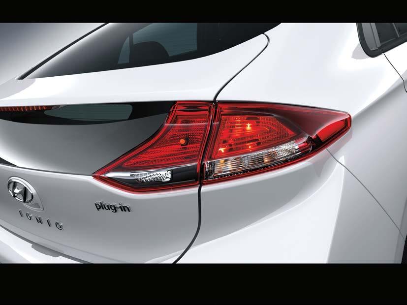 Hyundai IONIQ Plug-in Hybrid - Uitvoeringen i-motion - standaarduitrusting 16-inch lichtmetalen velgen met wieldop Airbags (7) Forward Collision-Avoidance Assist (FCA) Lane Keeping Assist (LKA)