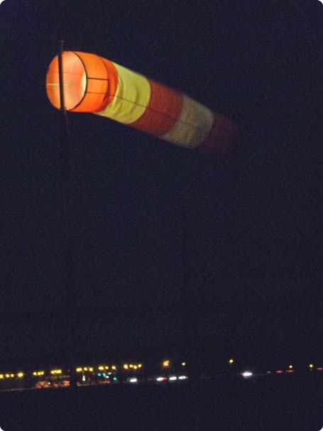 s Nachts is de markering afhankelijk van de hoogte van het obstakel: obstakels van 45 meter of minder worden aangeduid met ononderbroken lage intensiteit rode lampen.