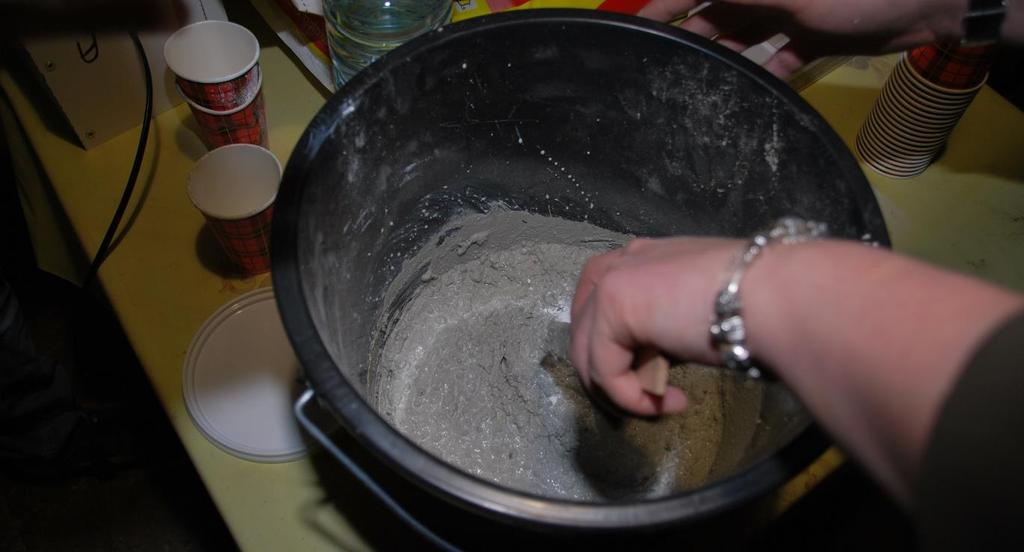 STAP 3: HET STORTEN VAN HET SNELBETON Benodigdheden: Emmer (stofvrij maken) Snelbeton Tuinschepje Gietmal Maatbeker met 290ml water Roerstaaf Optioneel: kleurstof Optioneel: rubberen hamer Let op: