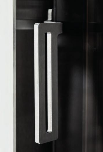 Vormgeving van de deur De handgreep van de deur is beschikbaar in zwart of inox staal, in de klassieke spiraalvorm of de moderne vlakke vorm.