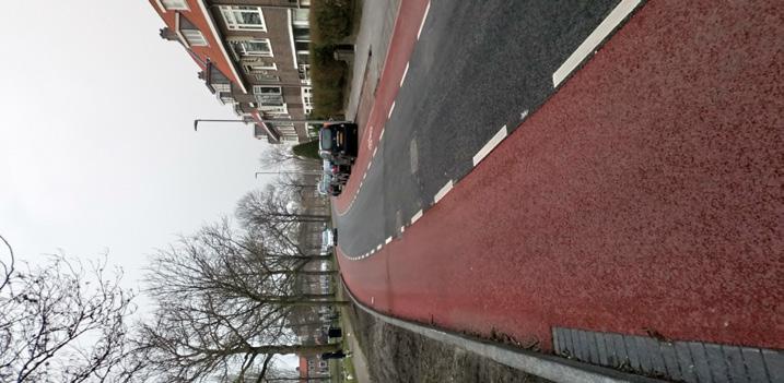 Nieuwe riolering, nieuw wegdek en fietsstroken met naast de stoep een mooie parkeerstrook, gerealiseerd door