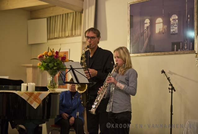 (foto: Kroon en Van Maanen) Klezmermuziek werd geblazen op een saxofoon door onderwijzer