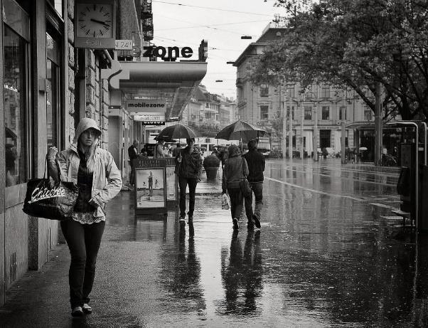 Houding van mensen op straat Buiten dat regen veel kan toevoegen aan een omgeving, is het juist ook leuk om vast te leggen wat regen voor effect heeft op de