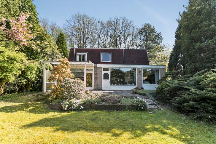 Daarnaast bestaat de tuin uit een gazon, terras met gedeeltelijke overkapping en tuinhuis.