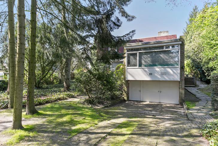 Blokvenlaan 29, Waalre Deze comfortabele splitlevel villa ligt in een prachtige laan met oude kastanjebomen.