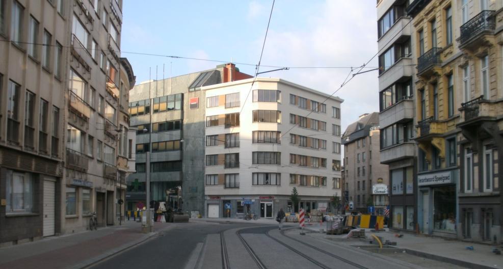 Op de vlgd dia zie je ook dit gebouw Kruispunt Elisabethlaan/Kortrijksesteenweg Toen deze foto werd genomen lag het St