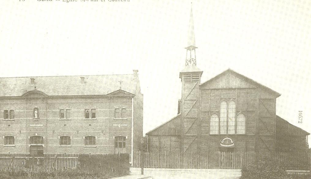 Het houten kerkje van 1905 (inwijding) lag juist tov de Van Monchovenstraat.