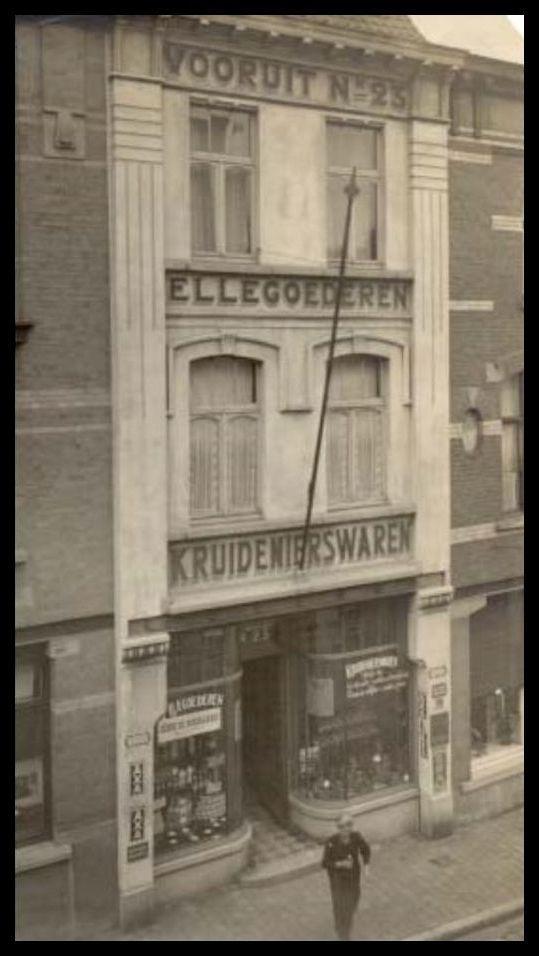 Er moet toch ergens een lijst van de winkels van Vooruit of de Welvaart bestaan? Een interessante foto doorgestuurd door Roger Caufrier, dit om 2 redenen.