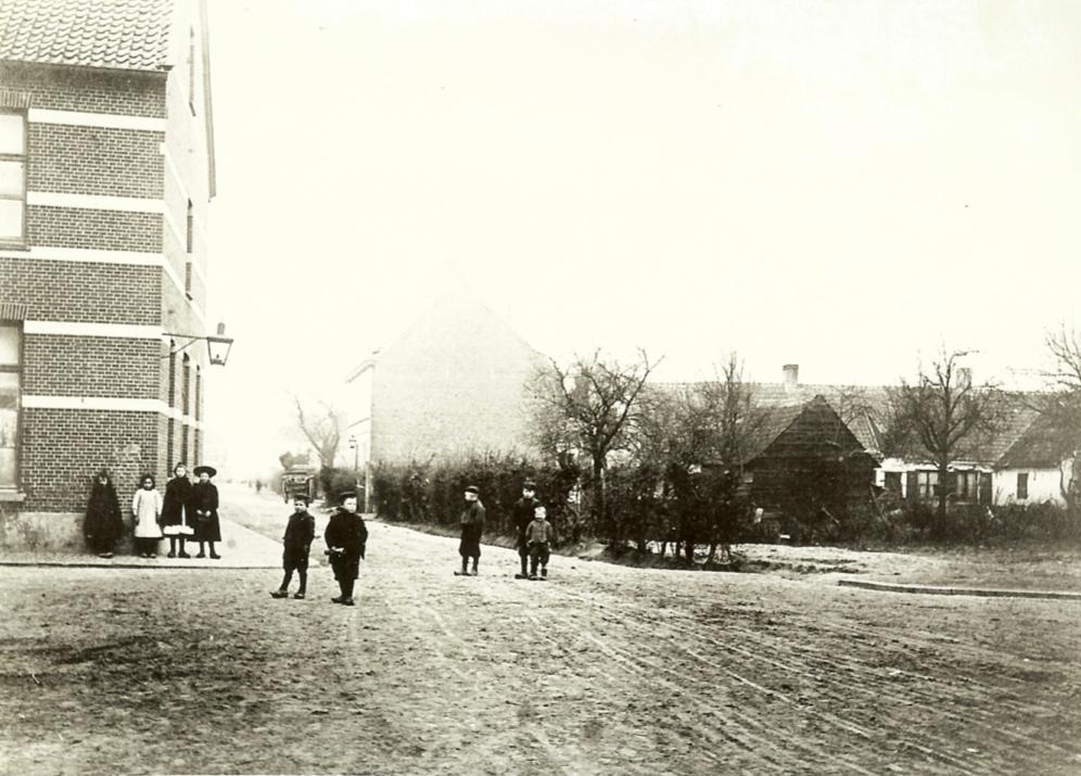 Rechts de St Pieters Aalststraat in 1928 met het eerste kerkje uit 1856.