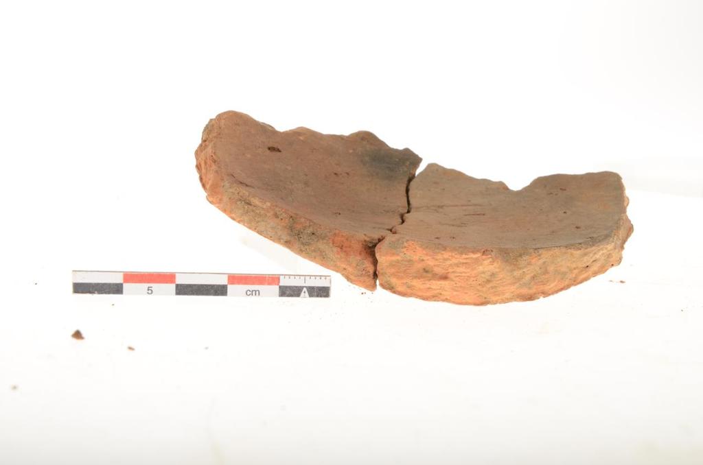 Fig. 3.9: Handgevormd aardewerk uit paalkuil S5. De resterend scherven (2013-434-S5-CE-2) zijn eerder fragmentair en hebben een ruwwandige afwerking.