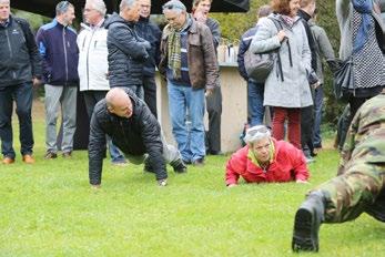 De rol van de gekke mier Parttime boswachter en verhalenverteller Arjan Postma nam vergezeld van hond Skipper de deelnemers mee het bos in.