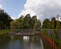 Gezinnen van buiten het park wachten lekker in de zon tot het zwembad open gaat. De herinrichting van de Parklaan heeft een succesvolle impuls gegeven aan Zorgpark Voorburg te Vught.