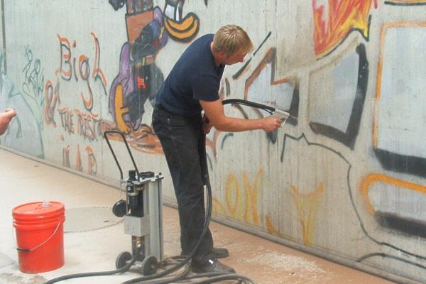 IBIX VOOR U Voor al veel bedrijven die graffiti verwijderen is het IBIX systeem een oplossing