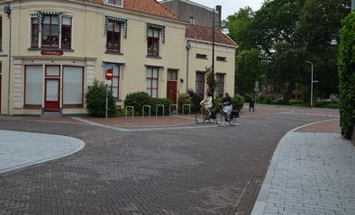 De inrichting van de Zandstraat tussen de Beatrixstraat en Zijveld maakt duidelijk dat je je in het centrum bevindt en dat je op de kruispunten het centrum betreedt.
